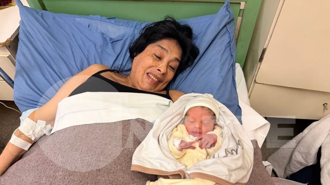 Mabel Frías con su hijo David en el Hospital San Felipe