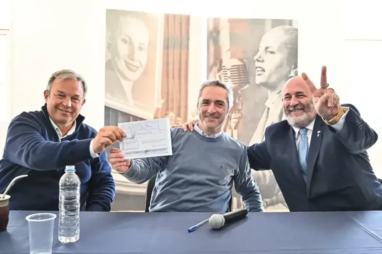 Santiago Cúneo en el acto de afiliación al PJ bonaerense