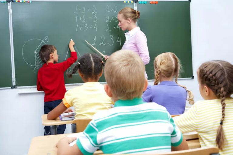Estudiantes en un aula de escuela primaria