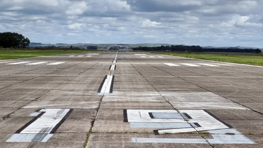 Aviones F-16 en la base aérea de Tandil