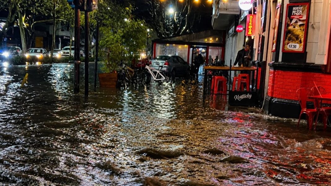 Calle inundada en La Plata durante el temporal en el AMBA