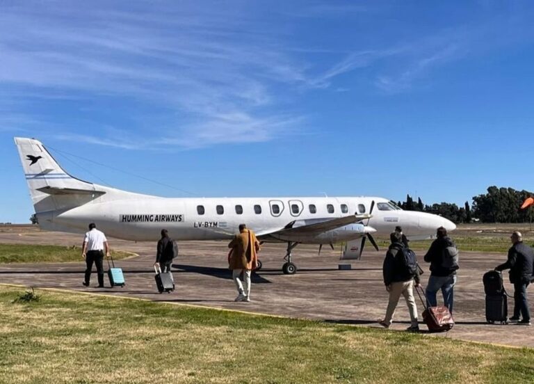 Avión de Humming Airways en el aeroparque Teniente Volponi