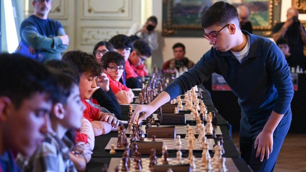 Faustino Oro jugando ajedrez en el Museo de Arte de Tigre