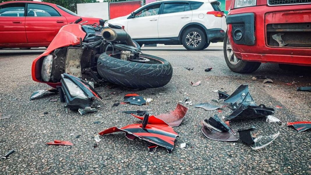 Motociclista circulando en una calle de Buenos Aires
