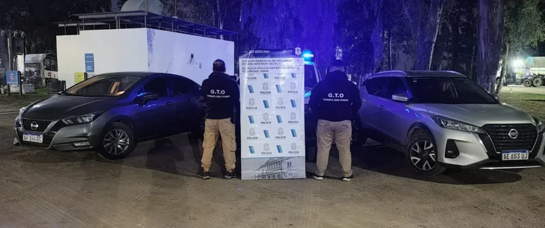 Imagen ilustrativa de un inhibidor de señal y dinero secuestrado en allanamientos