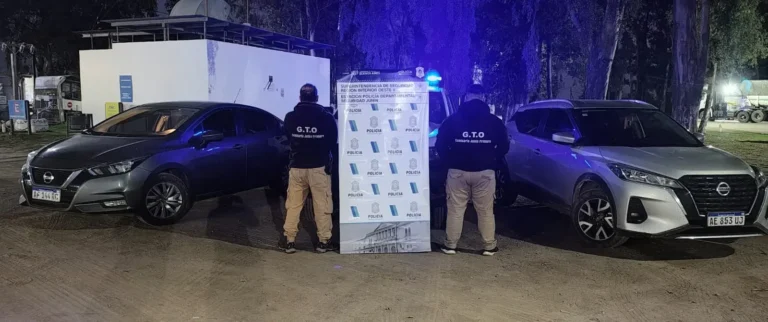 Imagen ilustrativa de un inhibidor de señal y dinero secuestrado en allanamientos