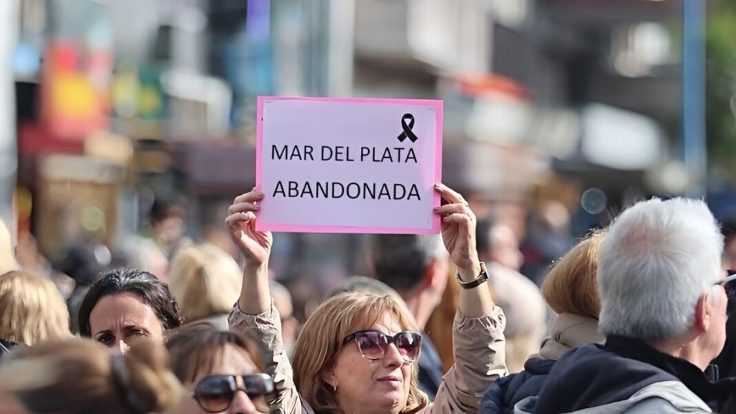 Concentración de vecinos en una calle de Mar del Plata con carteles alusivos a la seguridad