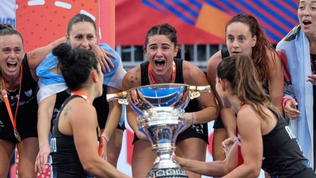 Victoria Granatto con la camiseta de Las Leonas