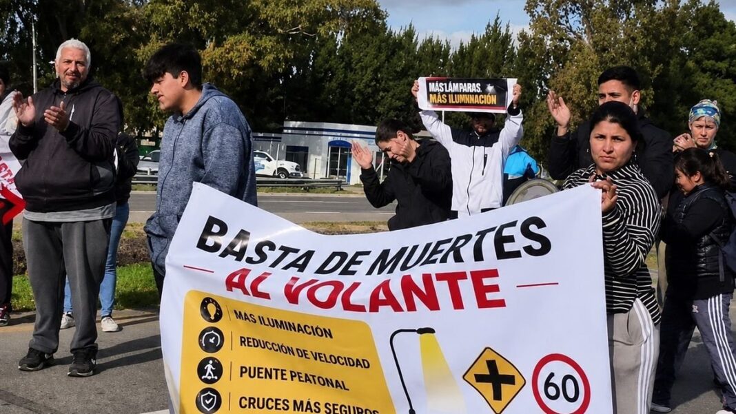 Manifestantes cortan la Ruta 2 en El Peligro con carteles y banderas