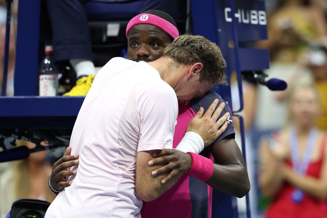 Alex Michelsen y Frances Tiafoe se abrazan en la red tras el partido