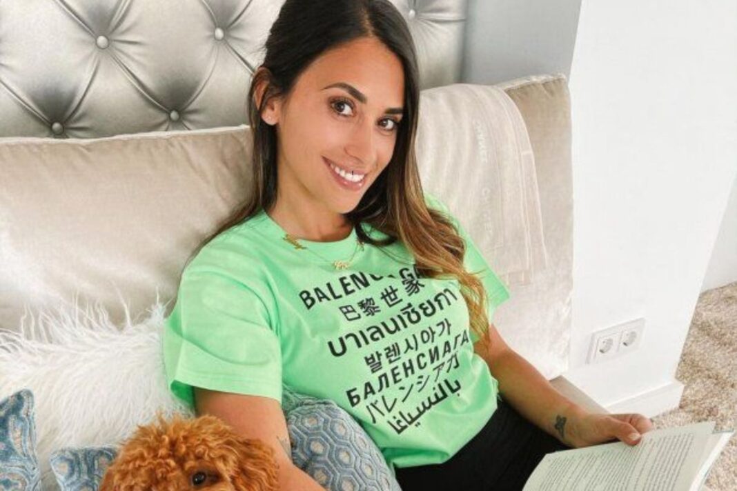 Antonela Roccuzzo mostrando libros en su escritorio