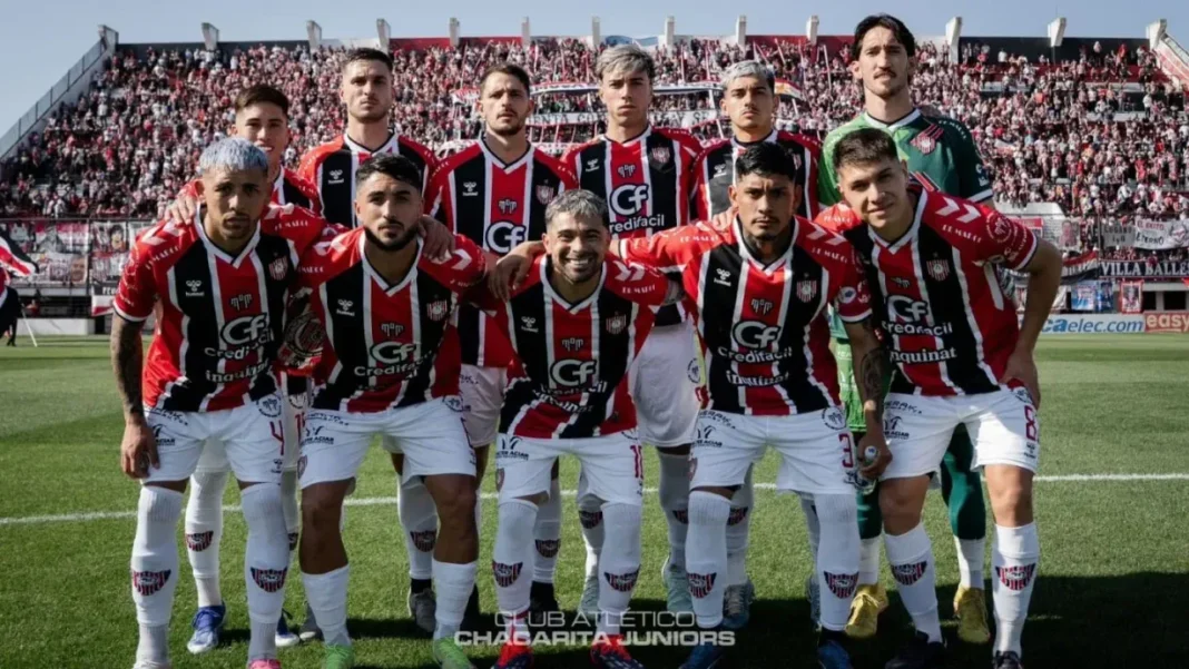 Estadio de Chacarita Juniors vacío durante un partido, con las tribunas sin público