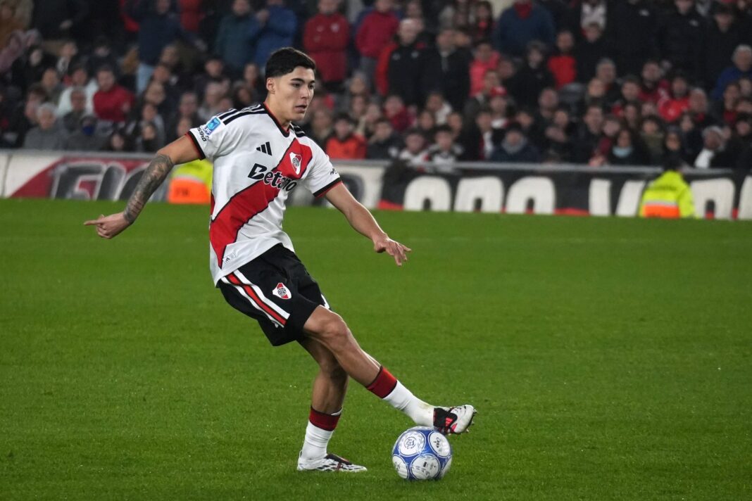 Jugadores de Atlético Tucumán y River disputando un balón durante un partido de fútbol