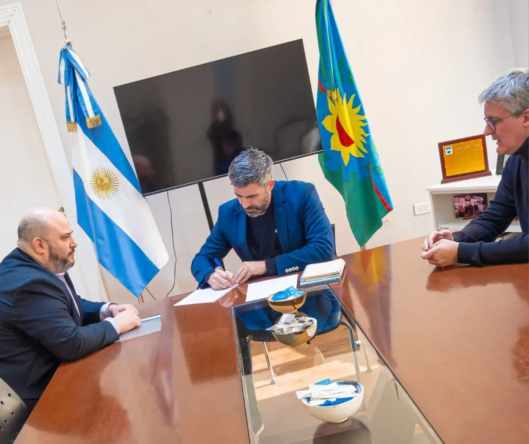 Autoridades municipales y representantes del Banco Macro durante el anuncio del aporte para el sistema de movilidad sustentable en Junín