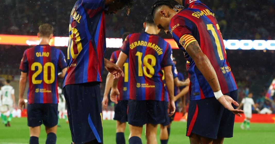 Jugadores del Barcelona celebrando un gol durante el partido contra Racing de Santander en el Spotify Camp Nou