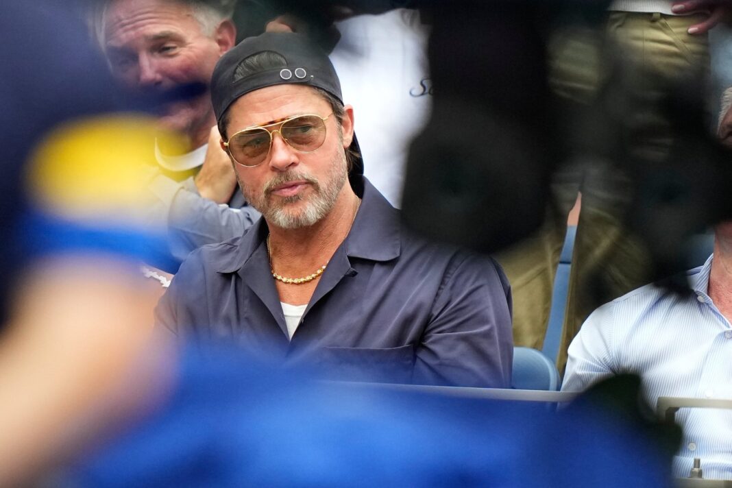 Brad Pitt en una alfombra roja, con rostro sereno y sin cambios bruscos en su apariencia