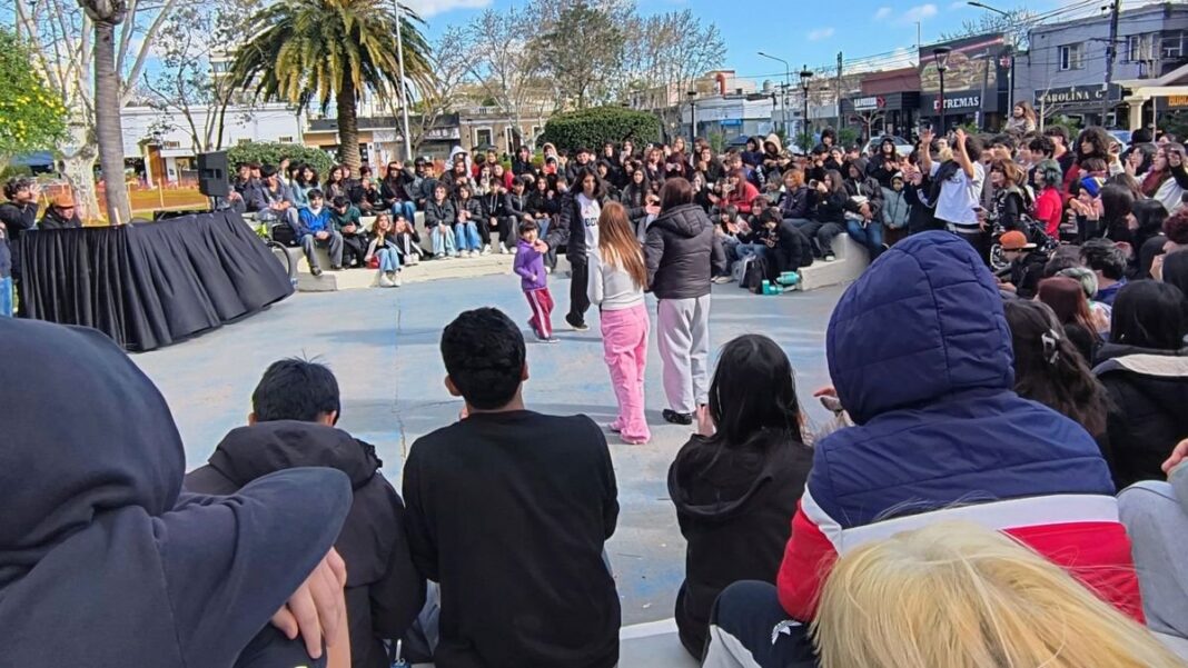 Jóvenes reunidos en el anfiteatro de la plaza 12 de Octubre de Pilar durante la competencia de 'farmear aura'