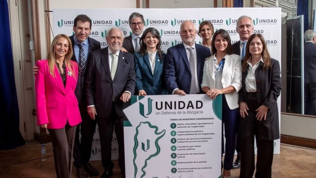 Abogados y estudiantes reunidos en la Facultad de Ciencias Jurídicas y Sociales de la UNLP durante la presentación de la lista Unidad en Defensa de la Abogacía