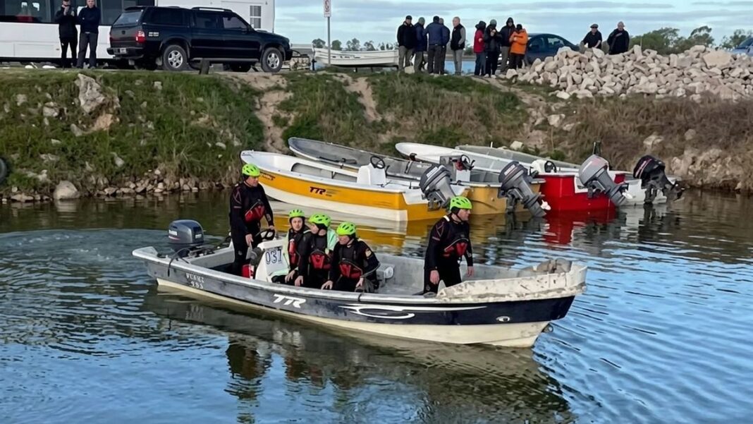 Lancha de rescate en la Laguna del Monte durante la búsqueda de un pescador desaparecido