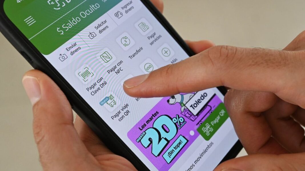 Persona utilizando la aplicación Cuenta DNI para generar un código QR y pagar un viaje en transporte público