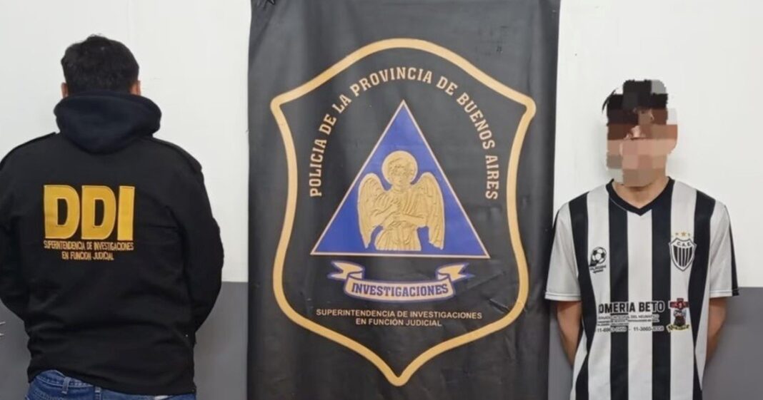 Móvil policial en el lugar del tiroteo en El Palomar