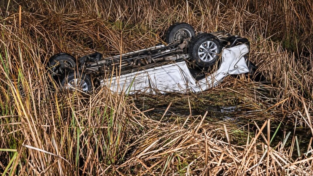 Camioneta Volkswagen Amarok volcada en un sector con agua sobre la Ruta Provincial 65