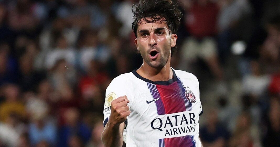 Ferran Torres, delantero del PSG, sonriendo durante una entrevista