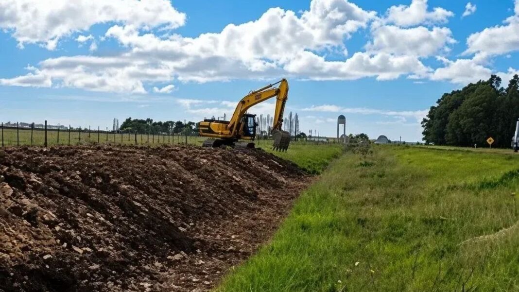Obra de drenaje en la Ruta Nacional 3 a la altura de Coronel Dorrego
