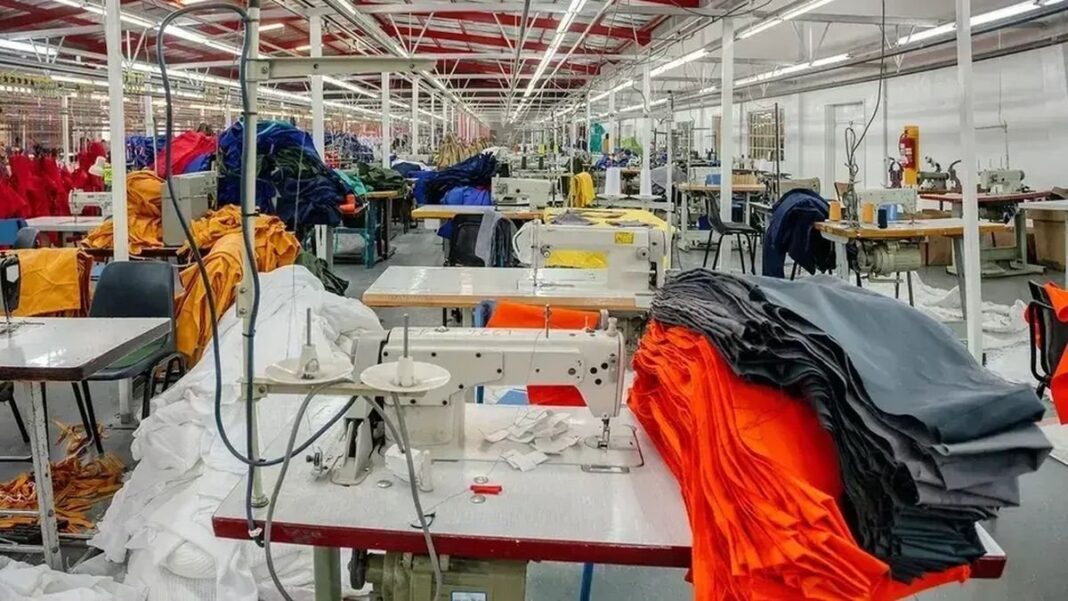 Máquinas de coser detenidas en una fábrica textil