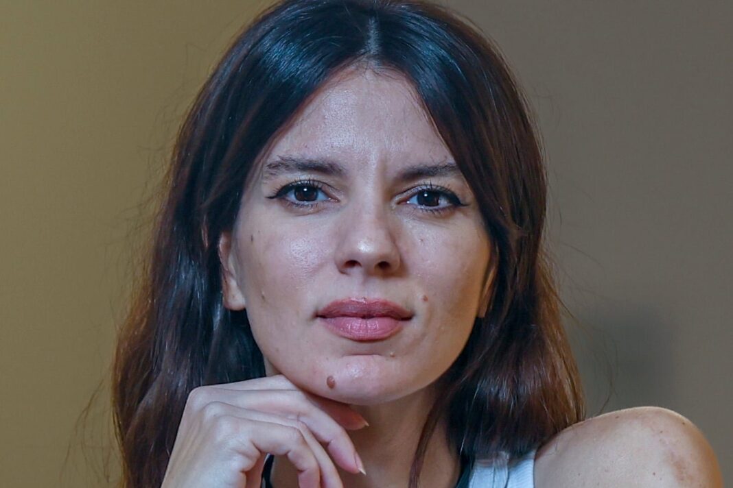 Gimena Accardi durante el rodaje de la serie 'Juan se alquila'