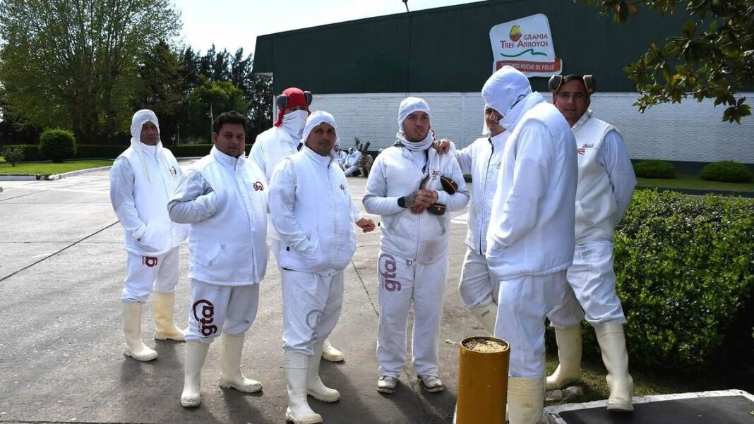 Fachada de la planta de Granja Tres Arroyos en Capitán Sarmiento