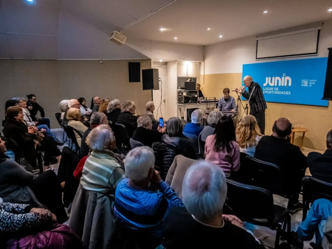 Músico Rubén Aguilera durante el homenaje en el Museo Municipal de Arte de Junín