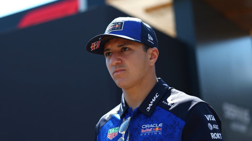 Isack Hadjar en el auto de Red Bull Racing