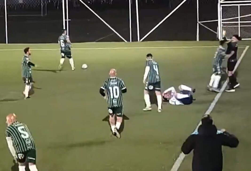 Juez de línea agredido durante partido de fútbol senior en Sarandí