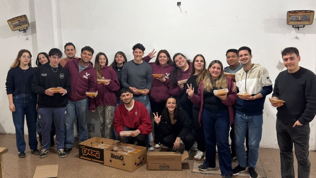Voluntarios de la Juventud Radical de La Plata durante una ronda solidaria en el centro