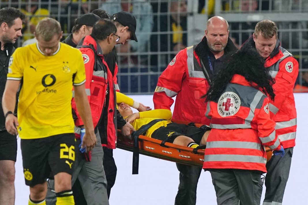 Konstantinos Karetsas siendo atendido en el campo de juego durante el partido Borussia Dortmund vs. Villarreal