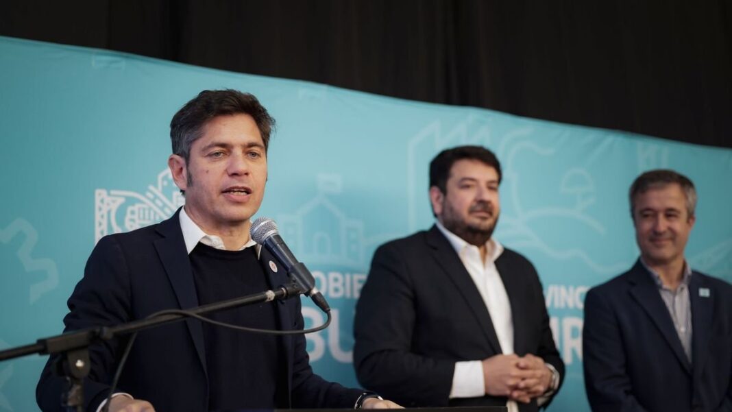 Axel Kicillof durante una gira por Lobería y Balcarce