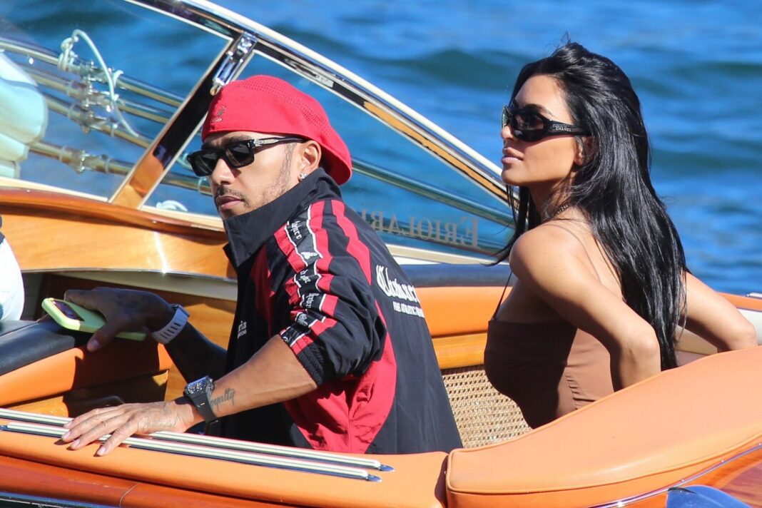 Kim Kardashian y Lewis Hamilton durante un paseo en barco por el lago de Como, Italia