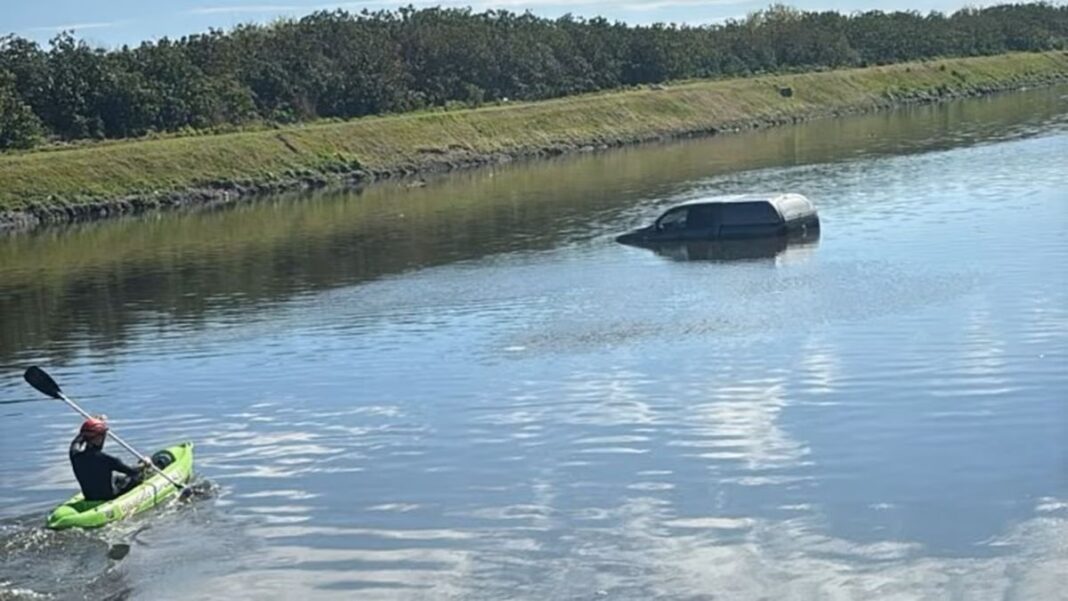 Camioneta Volkswagen Amarok sumergida en el arroyo El Gato, La Plata