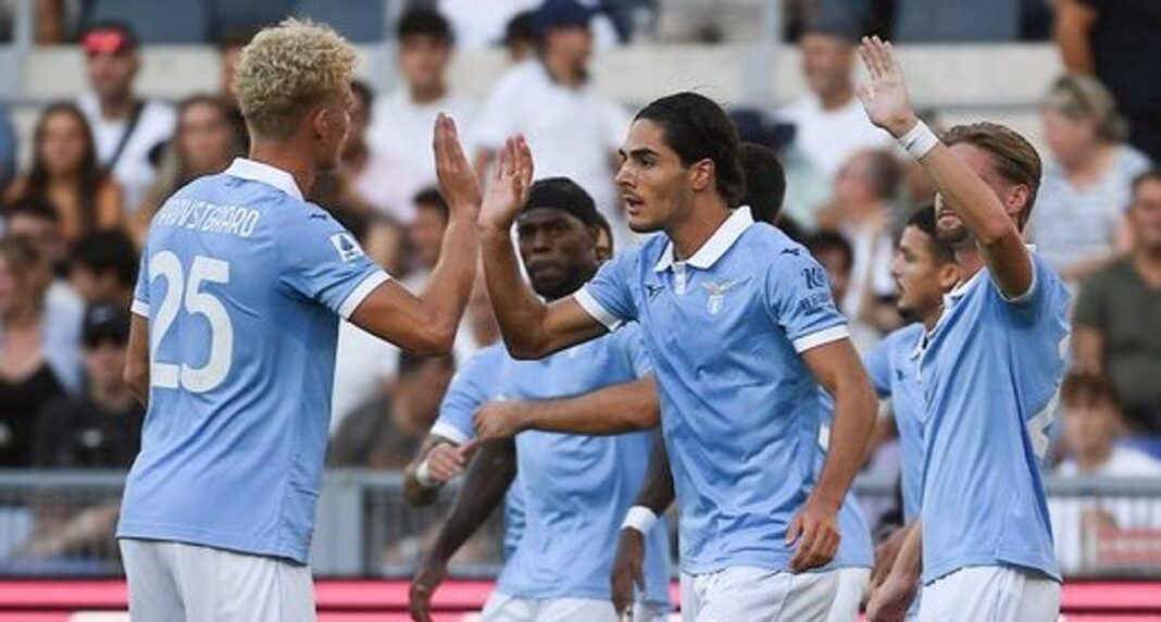 Jugadores de Lazio y Milan durante el partido en el estadio Olímpico de Roma