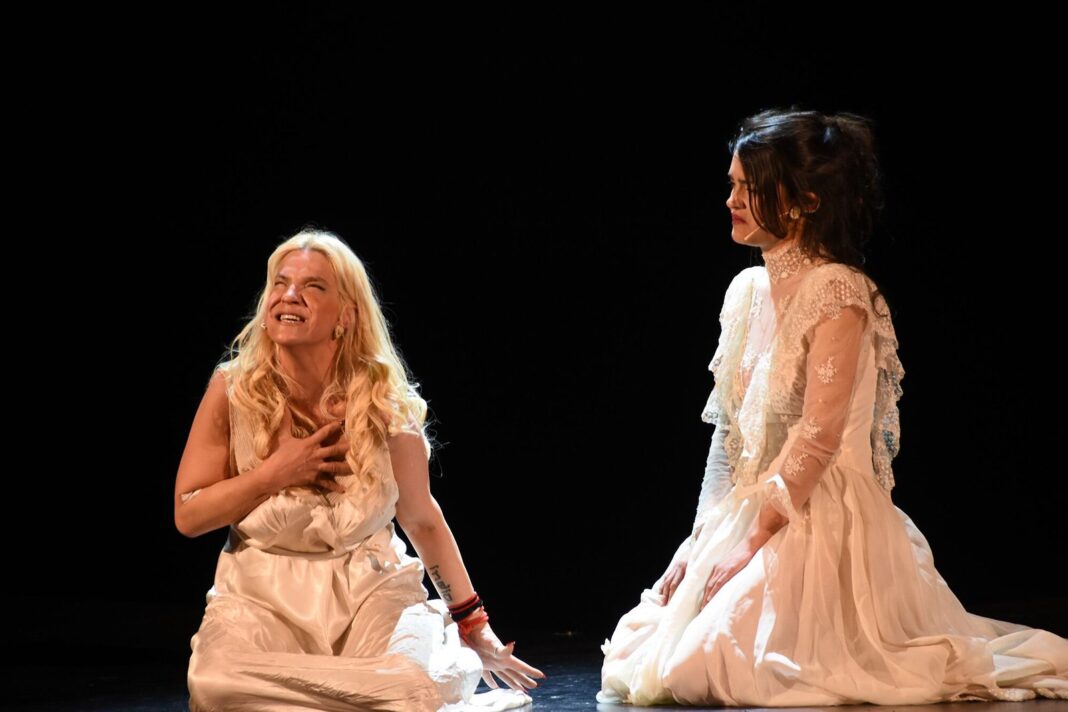 Escena de la obra Milagro con Leticia Brédice y Amanda Li Brédice en el Teatro Santa María