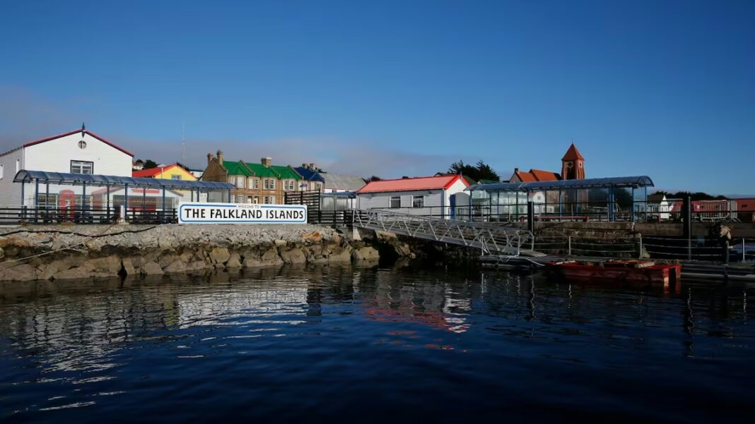 Vista de las Islas Malvinas con bandera británica