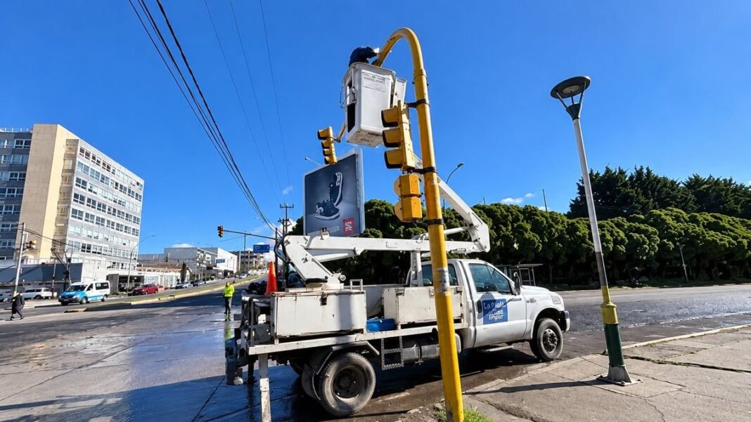 Semáforo en intersección vial con tecnología de inteligencia artificial en Mar del Plata