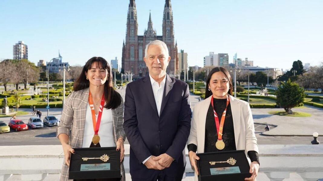 María José y Victoria Granatto sostienen las llaves de la ciudad de La Plata durante el acto en la Legislatura