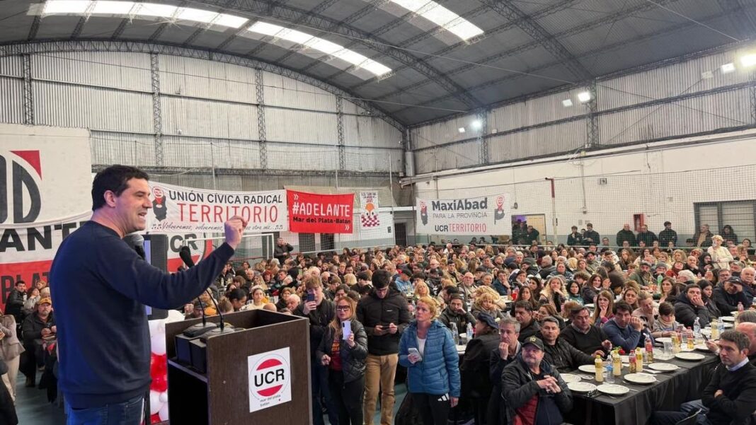 Maximiliano Abad durante su discurso en el Club River de Mar del Plata