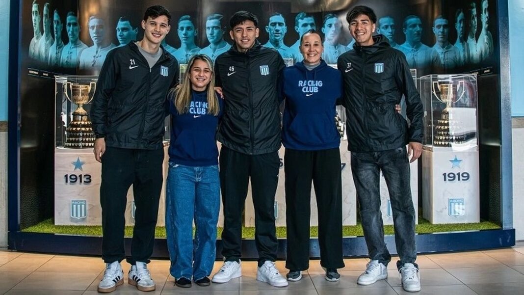 Futbolistas de Racing de Avellaneda en el anuncio de retorno a los estudios secundarios