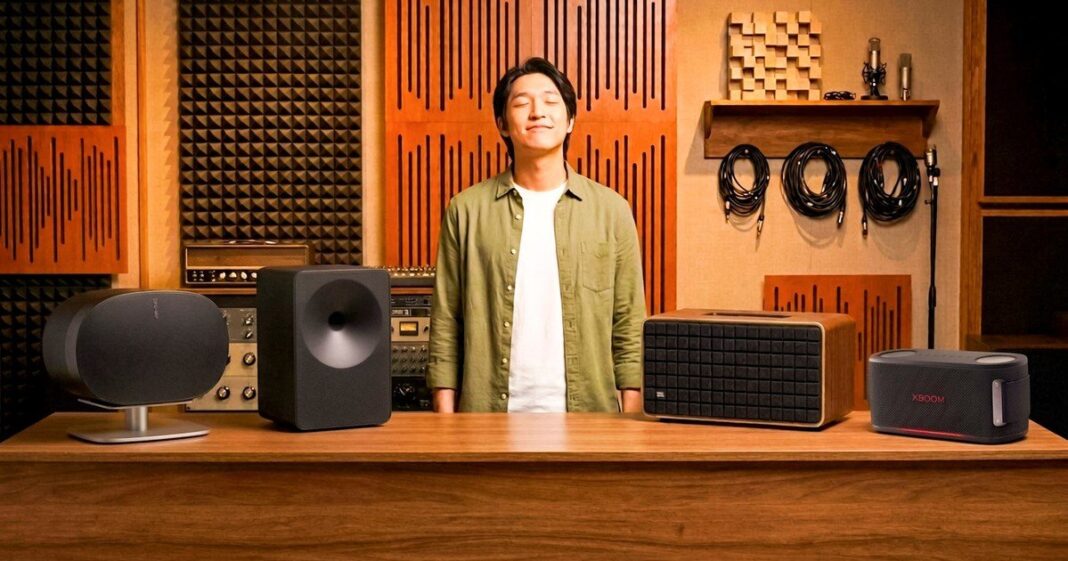 Parlante Hi-Fi de diseño minimalista en una sala de estar