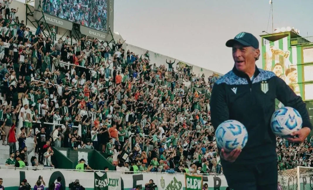 Pedro Troglio, entrenador de Banfield, durante un partido