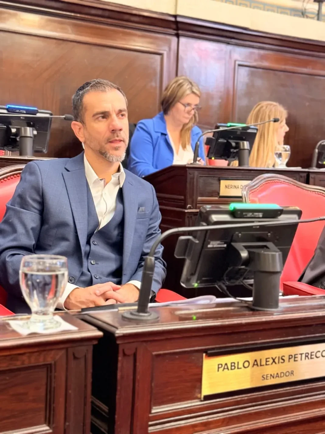 Senador Pablo Petrecca en el recinto de la Legislatura bonaerense