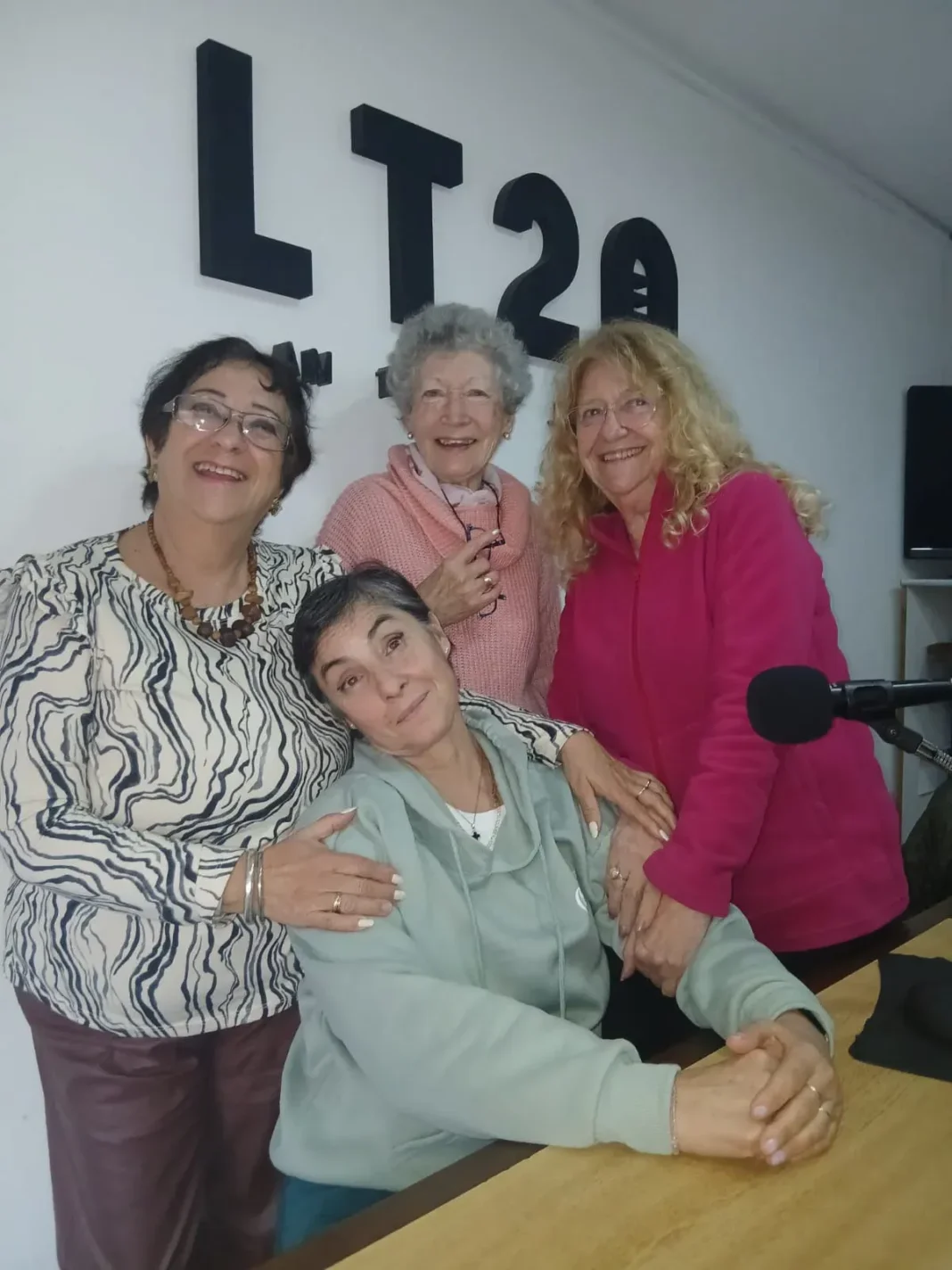Alba Irrazábal en el estudio de LT20 Radio Junín durante la emisión de 